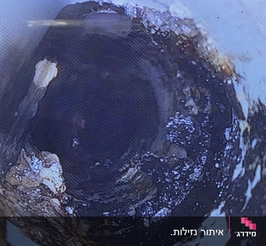 צילום של פנים צינור עם סימני חלודה